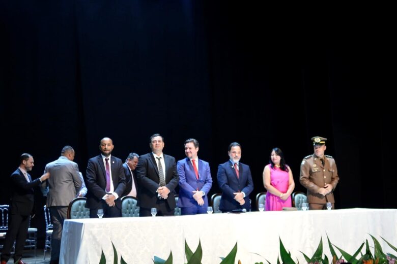 Câmara de Itabira realiza solenidade de entrega de honrarias no teatro da FCCDA