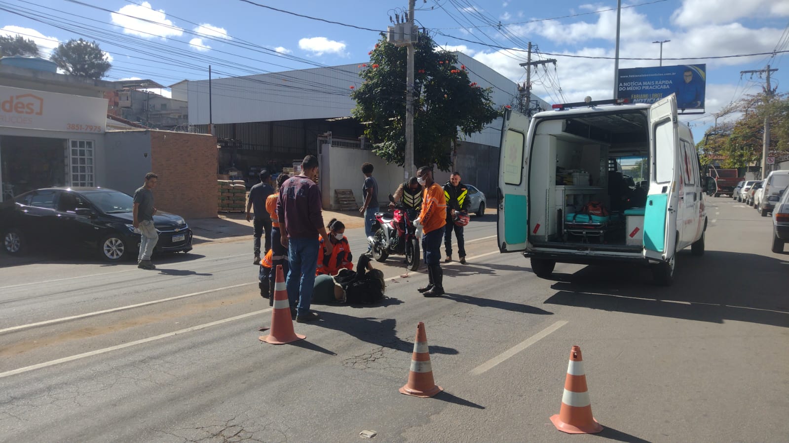 Colisão entre moto e carro deixa jovem ferida em João Monlevade