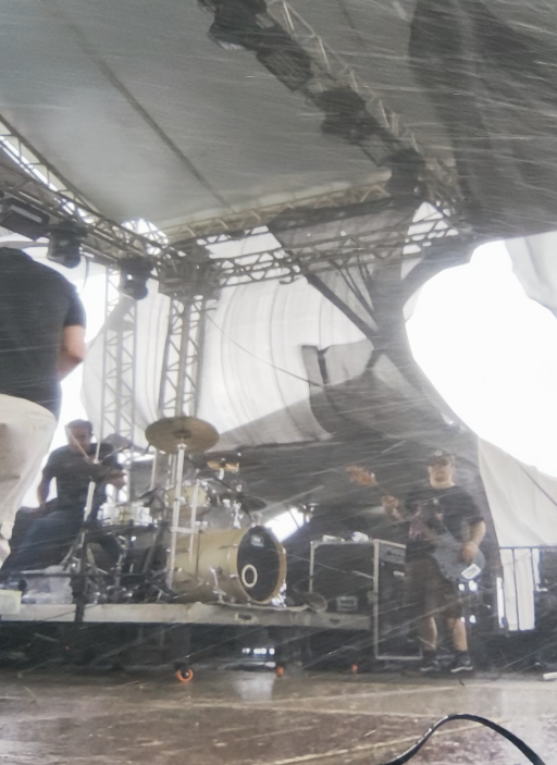 Tempestade de granizo destrói palco de festival, em Nova Lima