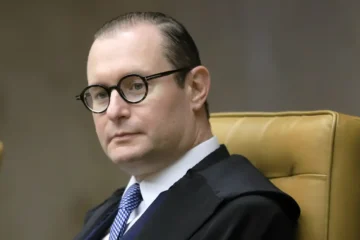 Cristiano Zanin vota pela condenação de Bolsonaro por golpe de Estado