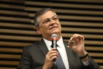 Flávio Dino é agredido por uma mulher dentro de avião em voo para Brasília
