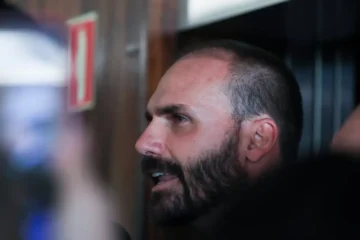 Eduardo Bolsonaro chama senadores de “serviçais” após a rejeição da  PEC da Blindagem