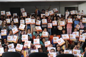 Projeto da Fundação ArcelorMittal  distribui óculos para 137 estudantes da rede pública de João Monlevade .