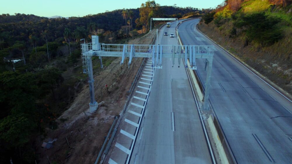 Totens para pagamento de pedágios são instalados na BR-381; cobrança começa no sábado