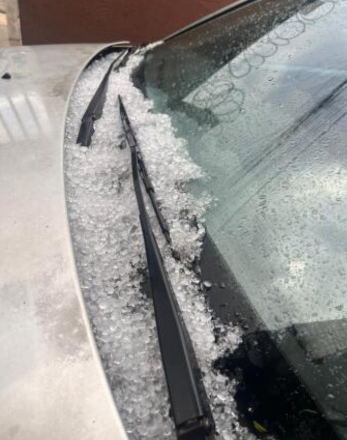 Raposos, na região metropolitana, registra chuva de granizo neste sábado