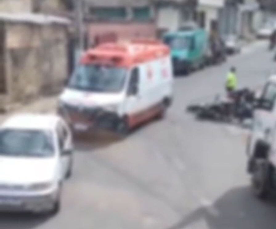 Carro e moto colidem no Clóvis Alvim II, em Itabira