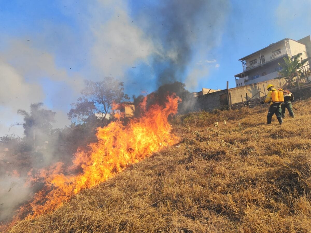 Corpo de Bombeiros e brigadistas da Vale combateram sete incêndios somente nesta quarta-feira em Itabira