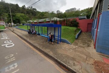 Ponto de embarque em frente à escola na avenida Carlos Drummond de Andrade será transferido temporariamente 