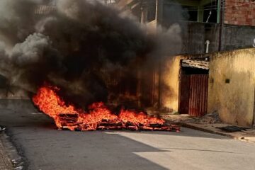Itabira: sem abastecimento de água, moradores do Jardim das Oliveiras queimam pneus e fecham rua durante protesto