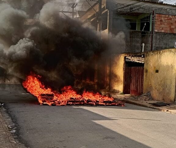 Itabira: sem abastecimento de água, moradores do Jardim das Oliveiras queimam pneus e fecham rua durante protesto