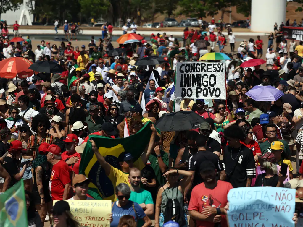 Manifestações contra PEC da Blindagem tomam 30 cidades neste domingo