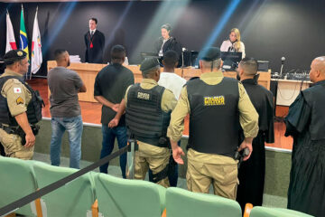 Réu absolvido em tribunal é conduzido à delegacia por levar pino de cocaína para júri popular