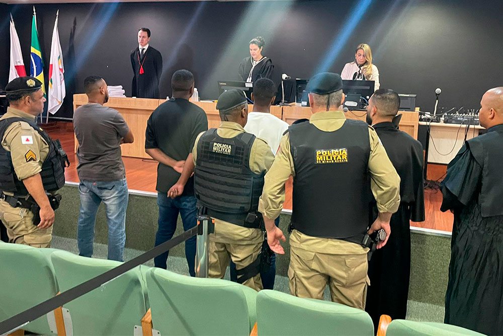 Réu absolvido em tribunal é conduzido à delegacia por levar pino de cocaína para júri popular