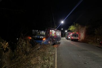 Ônibus escolar colide com árvore e acidente em João Monlevade