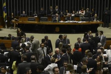 Deputados  tentam amarrar anistia à votação do IR para pressionar o governo