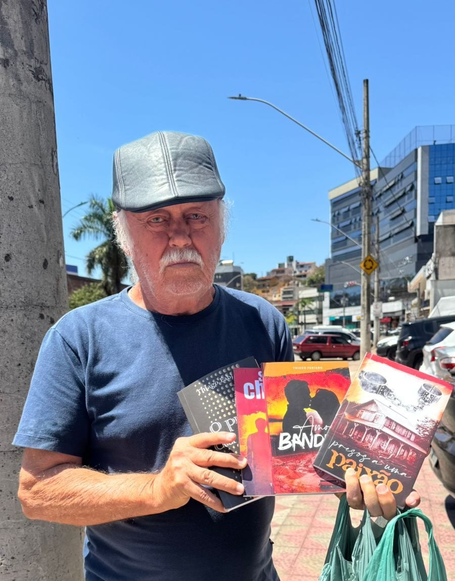Pai percorre cidades para vender livros escritos pelo filho jornalista em Ipatinga