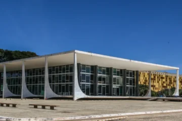 Ex-cônjuge que permanecer no imóvel após divórcio pode conquistar usucapião em apenas 2 anos se provar posse exclusiva e abandono do lar