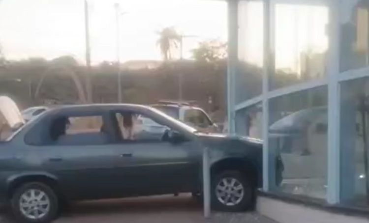 Itabira: motorista que bateu em casa de eventos no bairro Areão dirigia embriagado, afirma PM