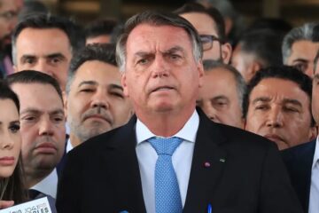 Jair Bolsonaro apresenta melhora clínica, mas segue internado em UTI