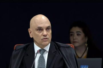 Julgamento do Bolsonaro: leitura do relatório de Alexandre de Moraes dura 1h40, destaca cronologia do golpe e alegações de defesas