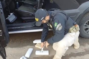 PRF apreende drogas e munições escondidas em carro na BR-262, em Rio Casca