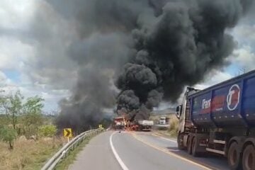Colisão entre carretas provoca incêndio e deixa um morto na BR-354 em Formiga
