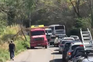 Colisão entre carro e ônibus complica trânsito na LMG-885, entre Santa Luzia e Taquaraçu de Minas