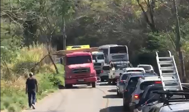 Colisão entre carro e ônibus complica trânsito na LMG-885, entre Santa Luzia e Taquaraçu de Minas