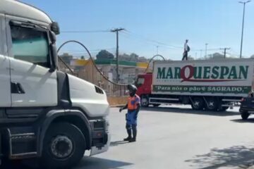 Motorista bloqueia avenida em Contagem em protesto após demissão de amigo