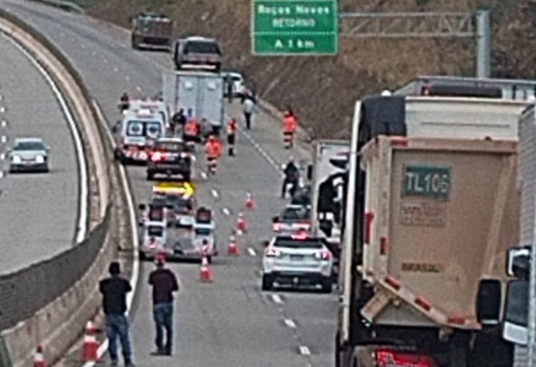 Acidente com caminhões, carreta e carro causa interdição na BR-381 em Caeté