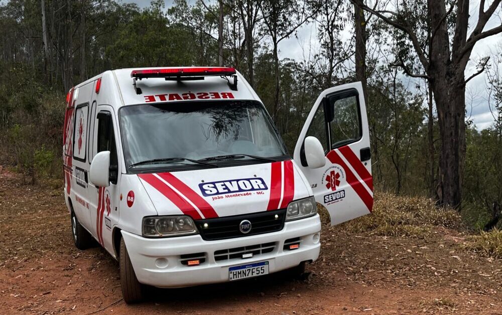 Motociclista fica ferido após pedra cair sobre sua perna na Serra do Seara, em João Monlevade