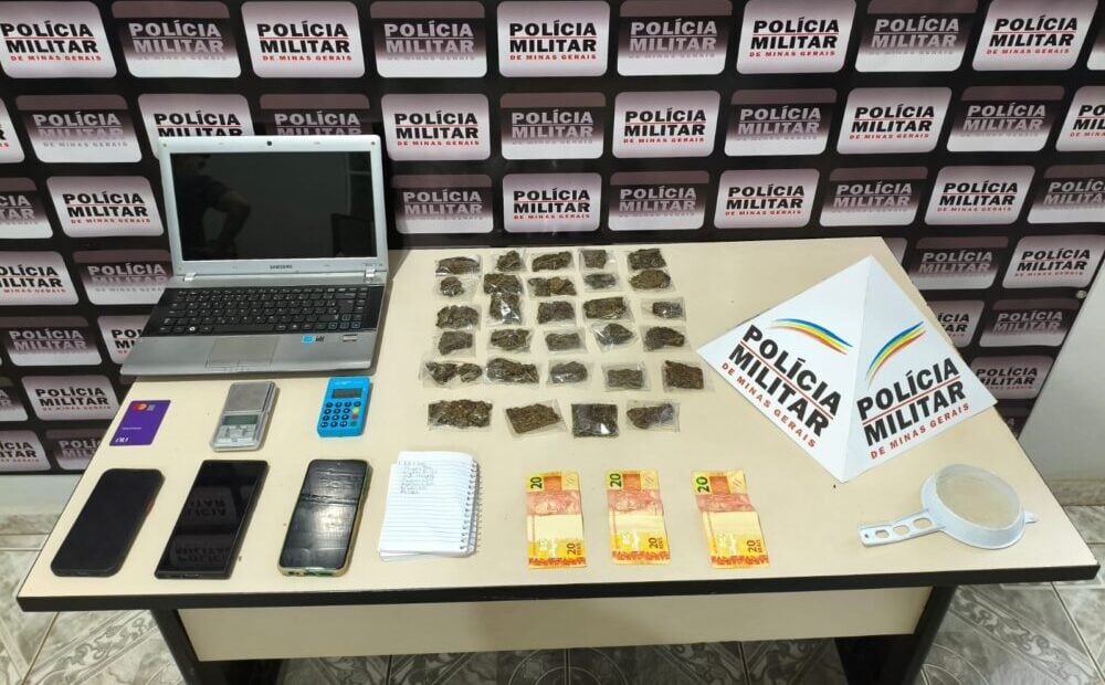 Polícia Militar prende dois homens por tráfico e apreende drogas, dinheiro e motocicleta em São Domingos do Prata