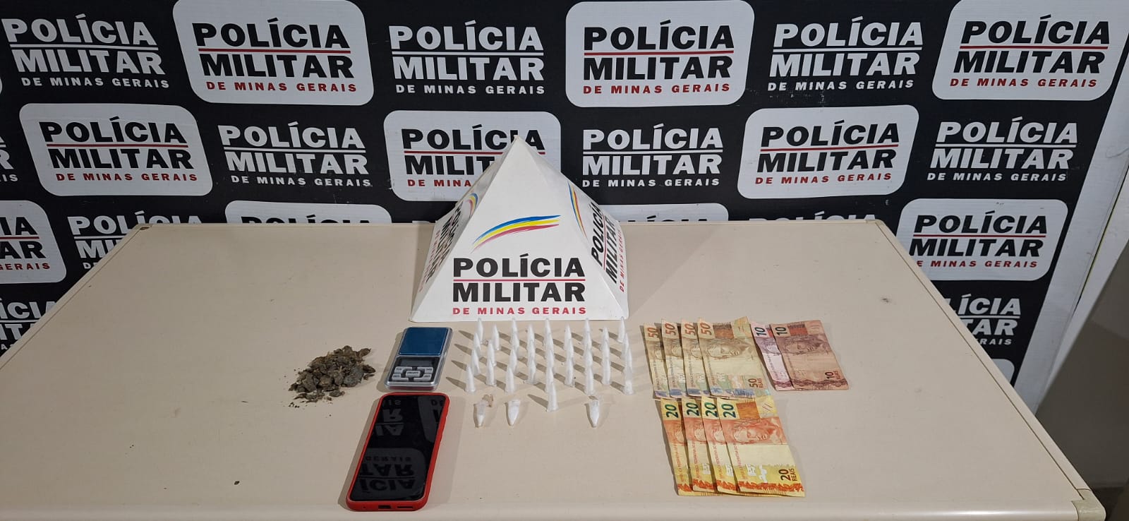 Homem tenta engolir droga ao ver viatura, mas acaba preso por tráfico em Nova Era