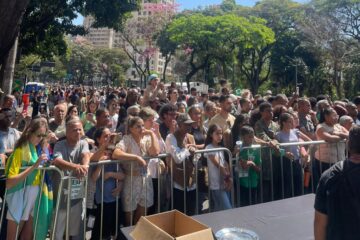 Dia da Independência em Belo Horizonte tem desfile cívico na avenida Afonso Pena e manifestações políticas em praças