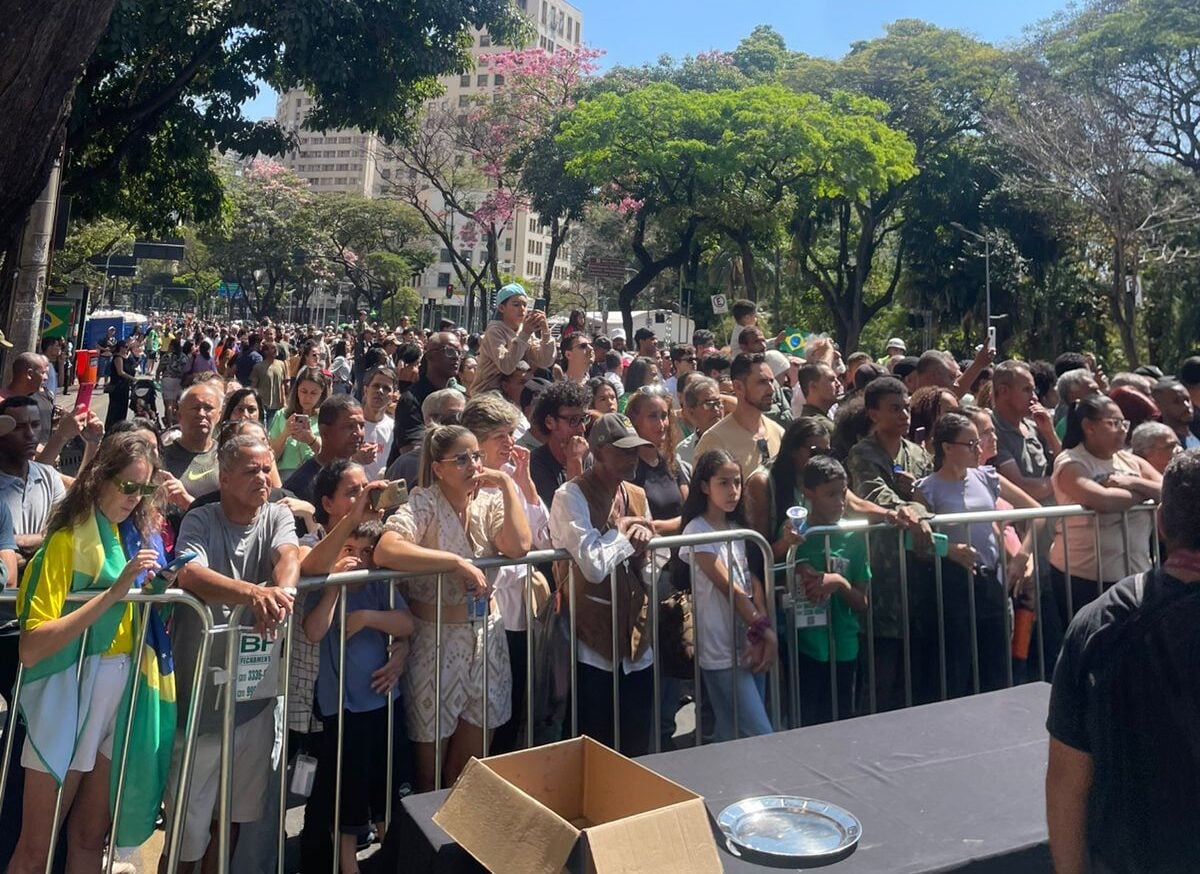 Dia da Independência em Belo Horizonte tem desfile cívico na avenida Afonso Pena e manifestações políticas em praças