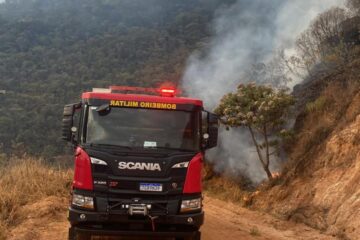 Corpo de Bombeiros controla incêndio de grande porte na Rampa de Voo Livre, em Itabira