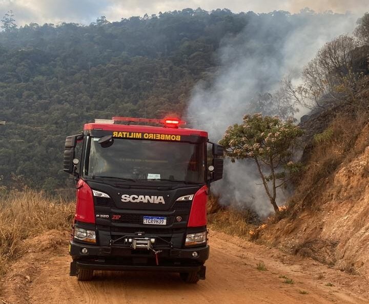 Corpo de Bombeiros controla incêndio de grande porte na Rampa de Voo Livre, em Itabira