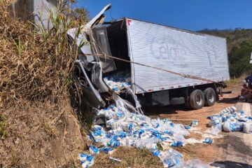 Caminhão carregado de arroz bate em barranco na MGC-120 e motorista fica preso às ferragens