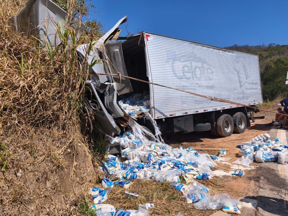 Caminhão carregado de arroz bate em barranco na MGC-120 e motorista fica preso às ferragens