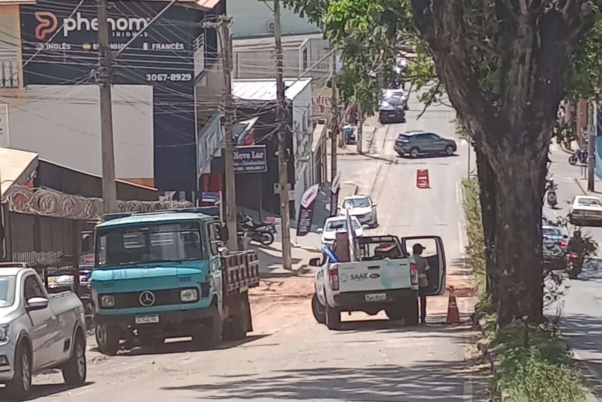 Manutenção do Saae interrompe parcialmente o trânsito na rua Juca Machado, em Itabira