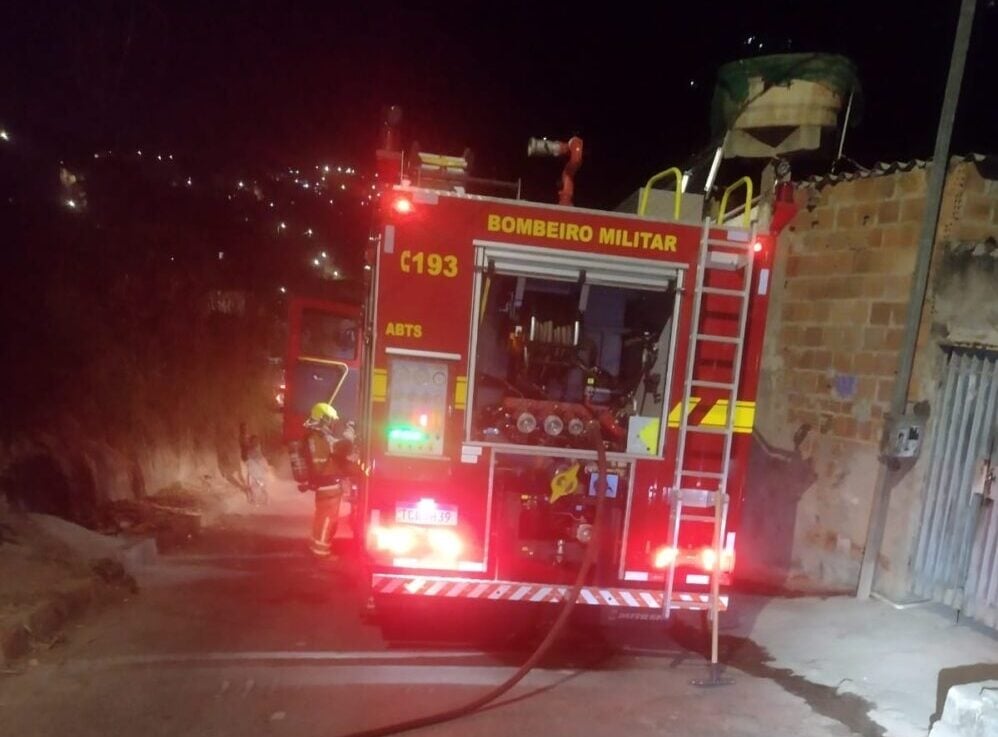 Criança brinca com isqueiro e provoca incêndio em casa na Vila Bethânia, em Itabira