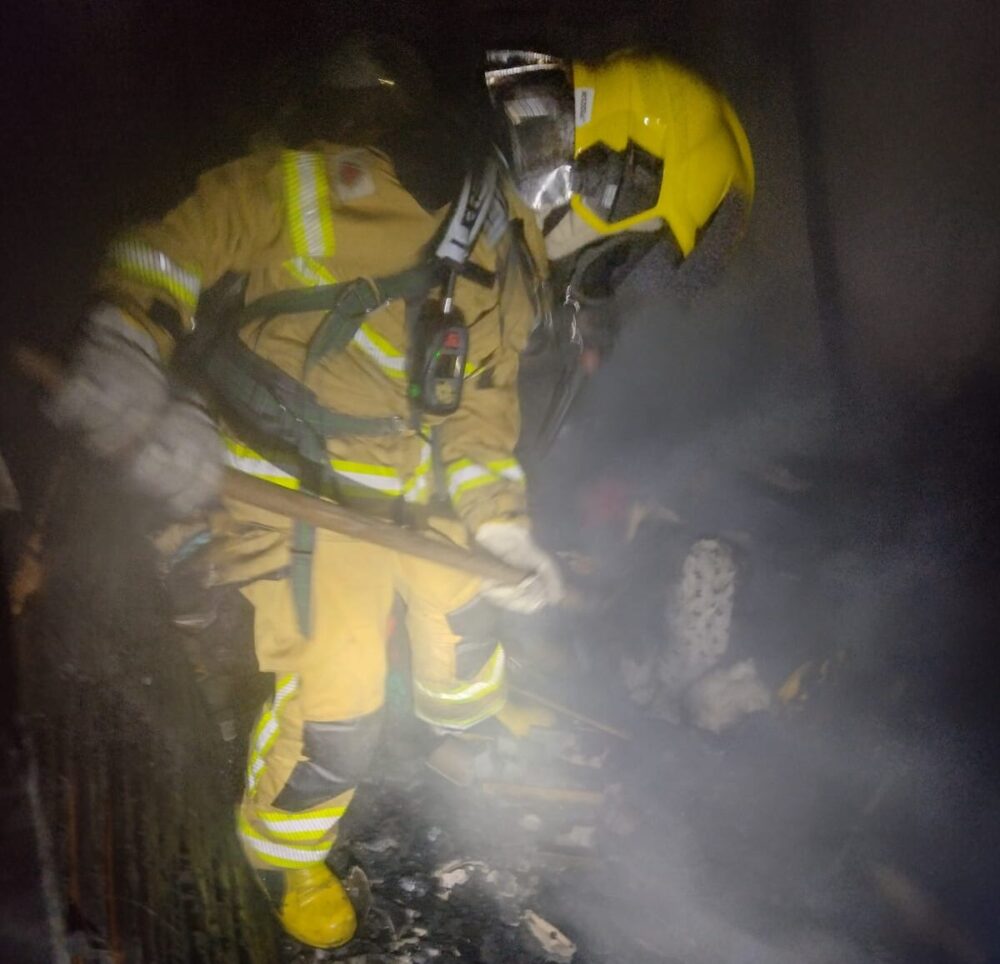 Criança brinca com isqueiro e provoca incêndio em casa na Vila Bethânia, em Itabira