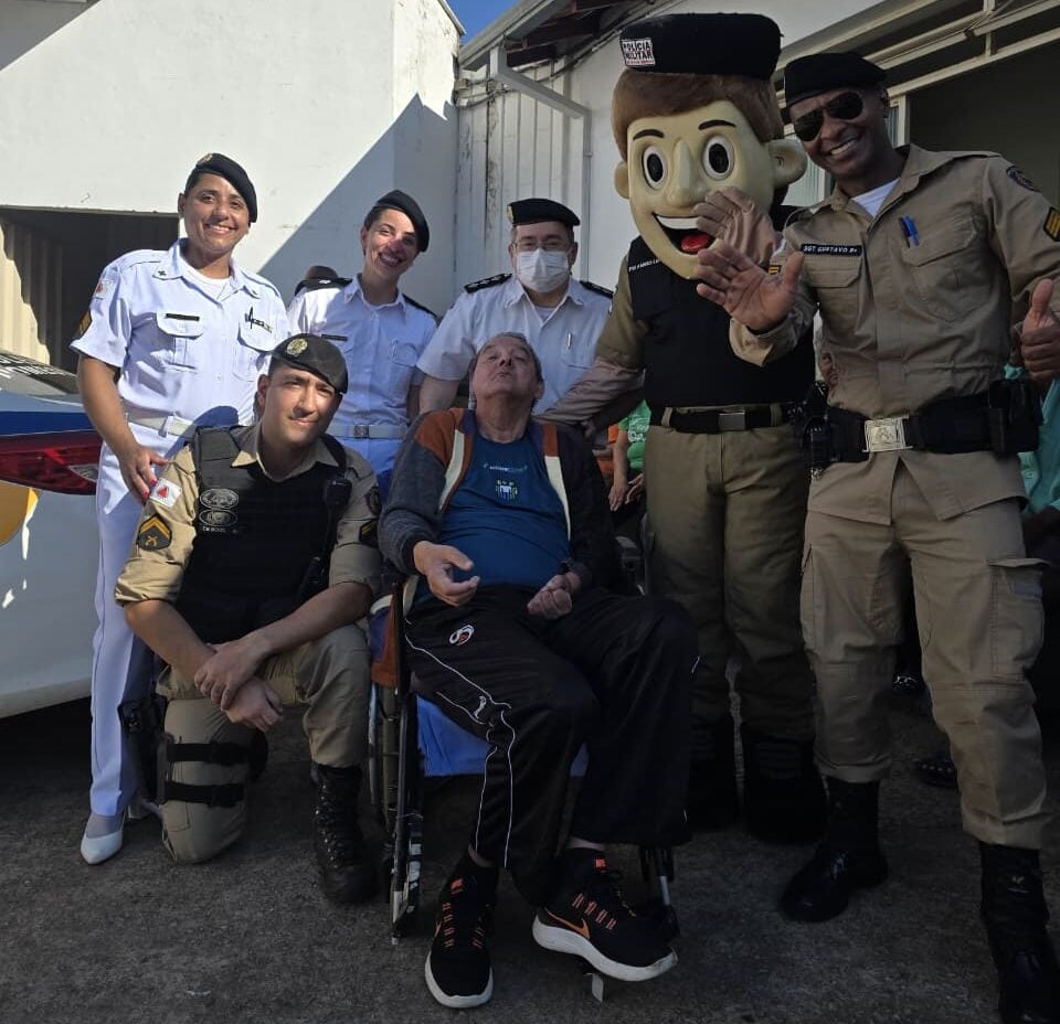 Iniciativa da PM, “Caminhos de JK” leva doações, saúde e cidadania aos idosos do Lar de Ozanam em Itabira