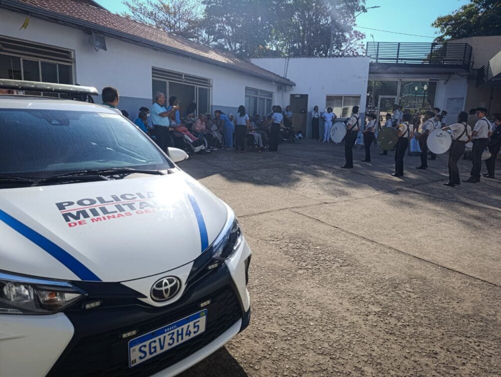 Iniciativa da PM, "Caminhos de JK" leva doações, saúde e cidadania aos idosos do Lar de Ozanam em Itabira