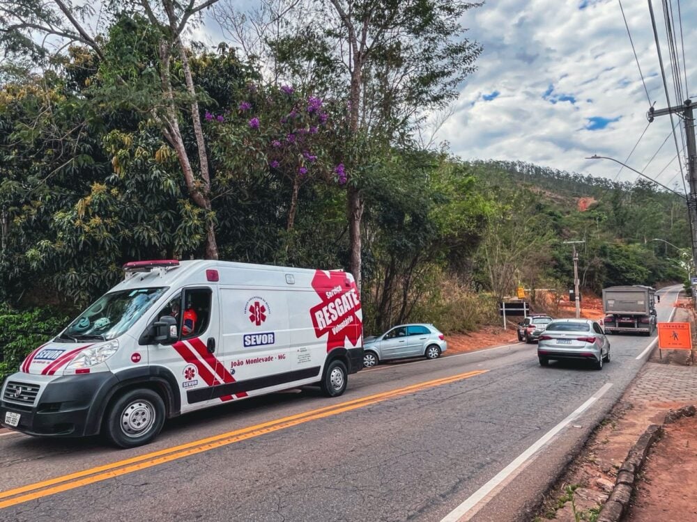 Motorista sofre mal súbito e colide contra árvore em Rio Piracicaba
