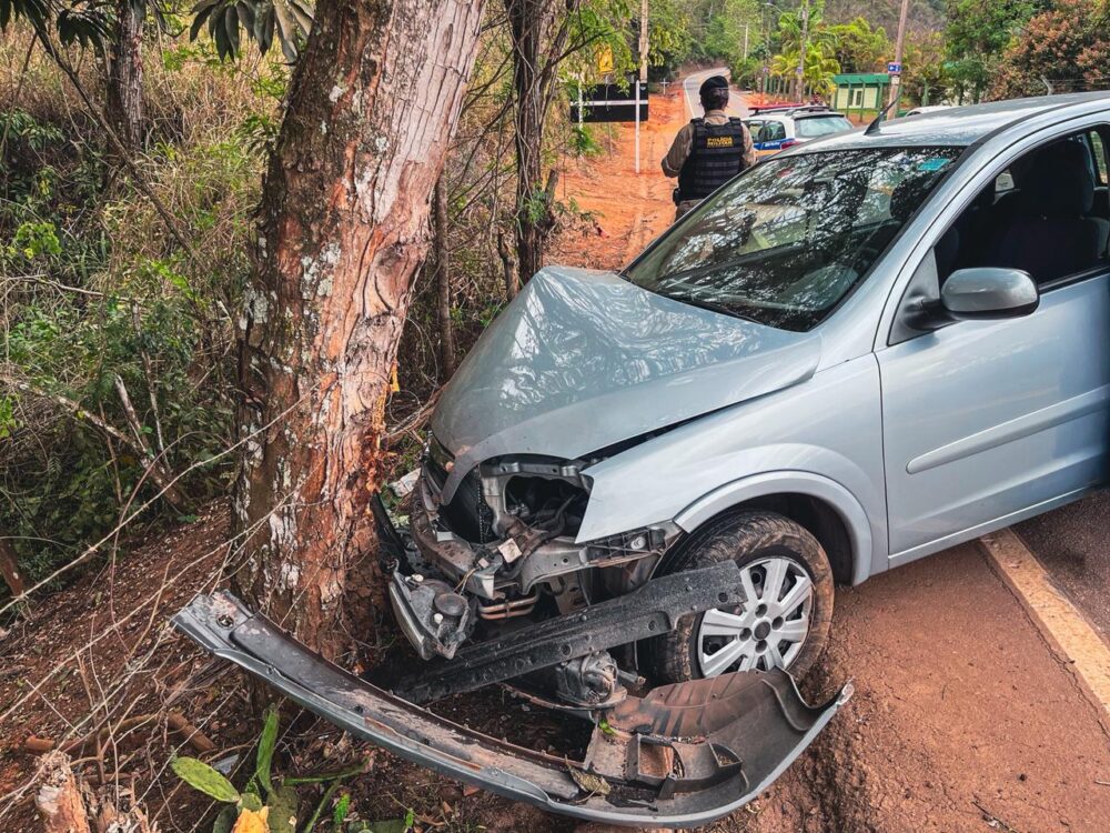 Motorista sofre mal súbito e colide contra árvore em Rio Piracicaba