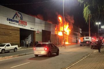 Bombeiros controlam incêndio de grandes proporções em galpão no bairro Sion, em João Monlevade