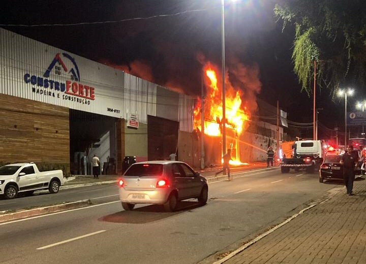 Bombeiros controlam incêndio de grandes proporções em galpão no bairro Sion, em João Monlevade
