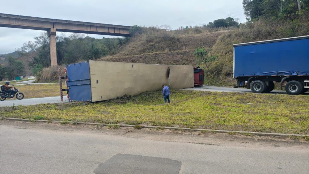 Carreta com vasilhames de cerveja tomba na MGC-120 e interdita parcialmente a rodovia entre Itabira e Nova Era