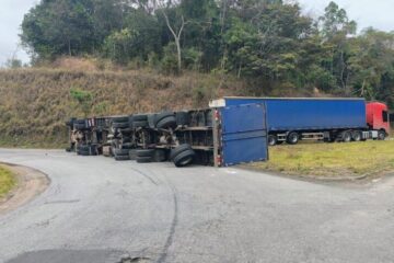 Carreta com vasilhames de cerveja tomba na MGC-120 e interdita parcialmente a rodovia entre Itabira e Nova Era